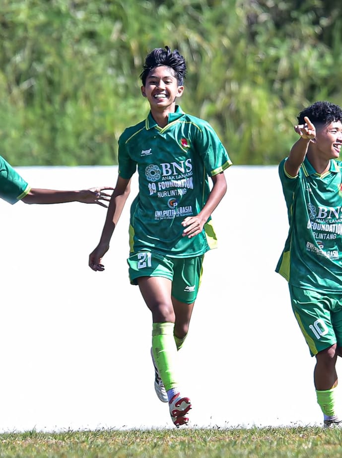 Chris Tyevan Hattak pada cabang olahraga sepak bola